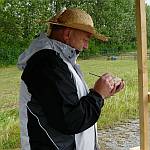 Axel Luther beim Bemalen der Wandelbretter