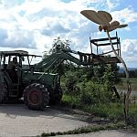 Dank Landwirt Thomas Rsch und schwerem Gert lernt der Schmetterling fliegen
